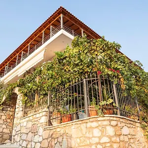 Couette-café Margarita, Himarë